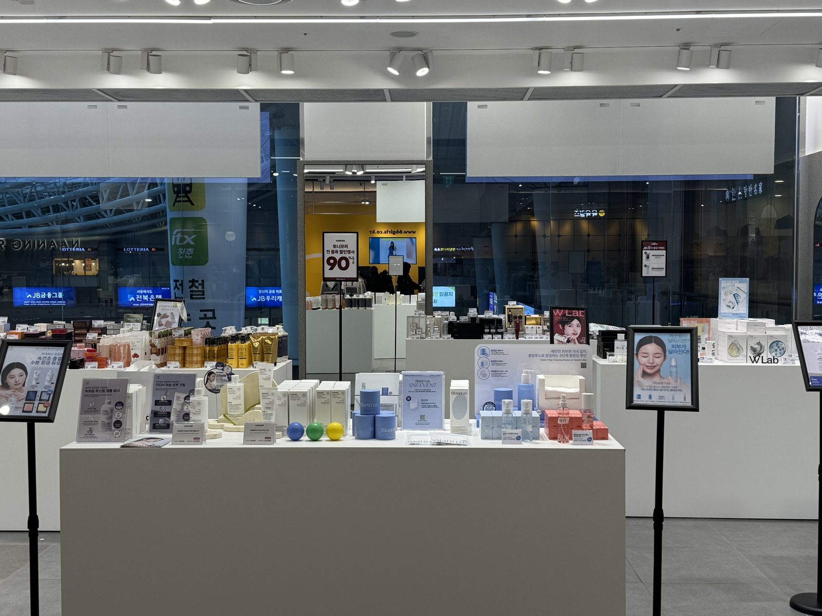 Zona de belleza del pop-up THE SPRING EDIT en Yongsan I'PARK Mall