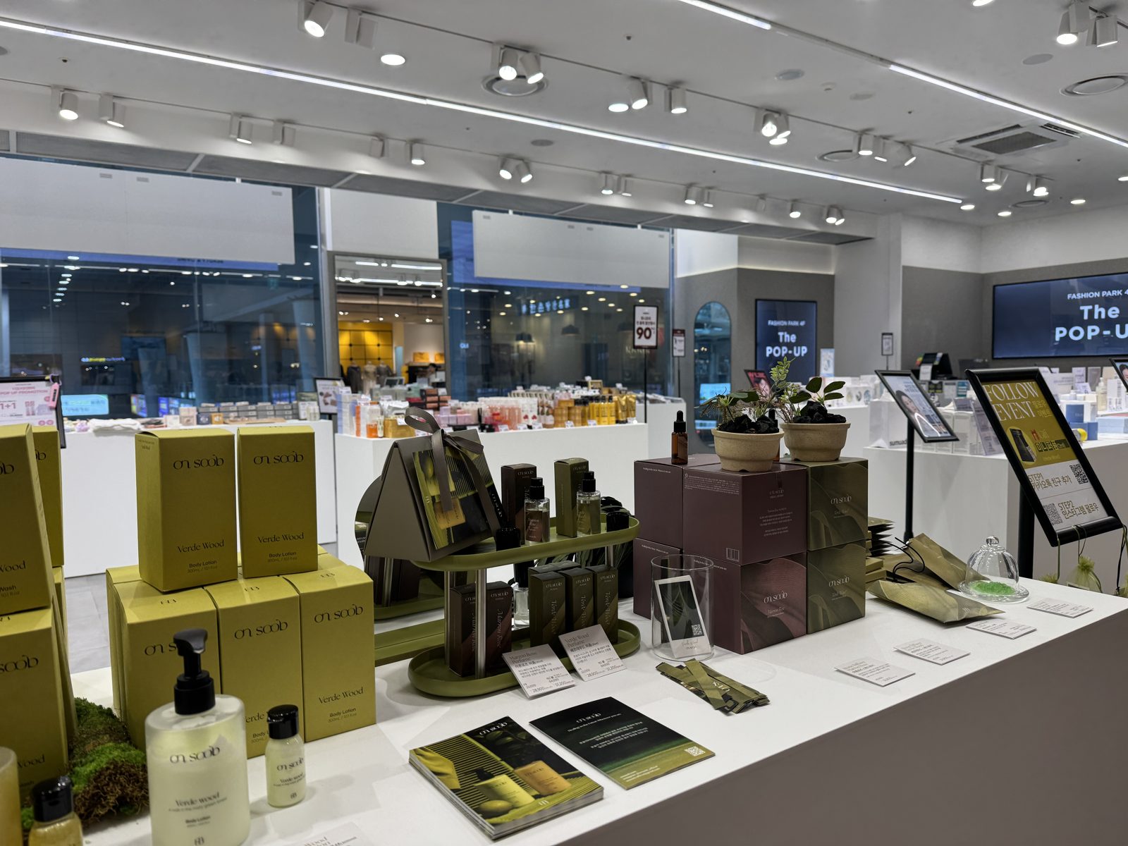 Zona de hogar y fragancia del pop-up THE SPRING EDIT