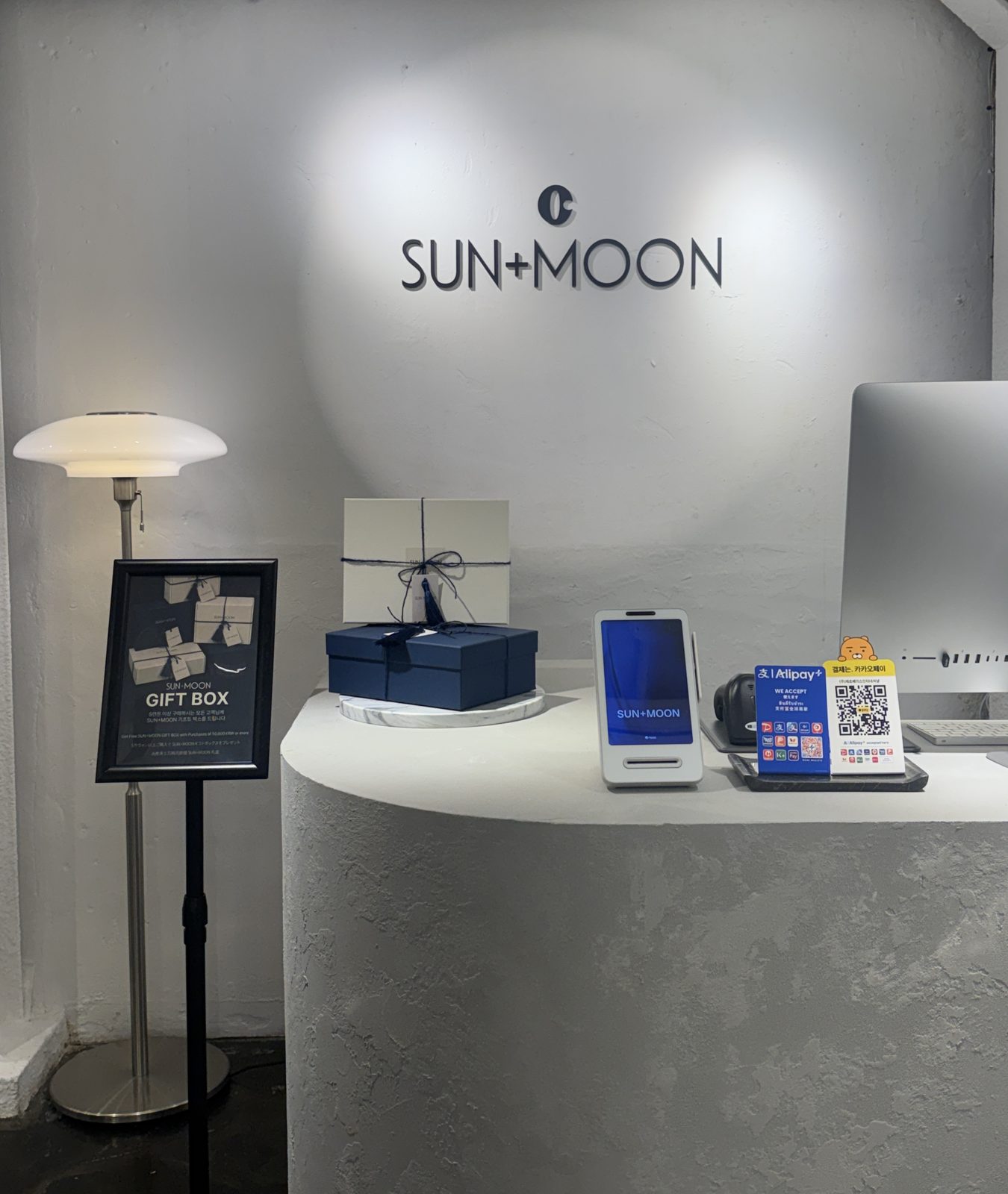 SUN+MOON 圣水门店的收银台与礼盒